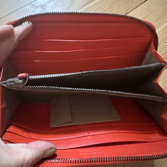 Bottega Veneta Large Braided Wallet With Zip - Picture 14 of 16